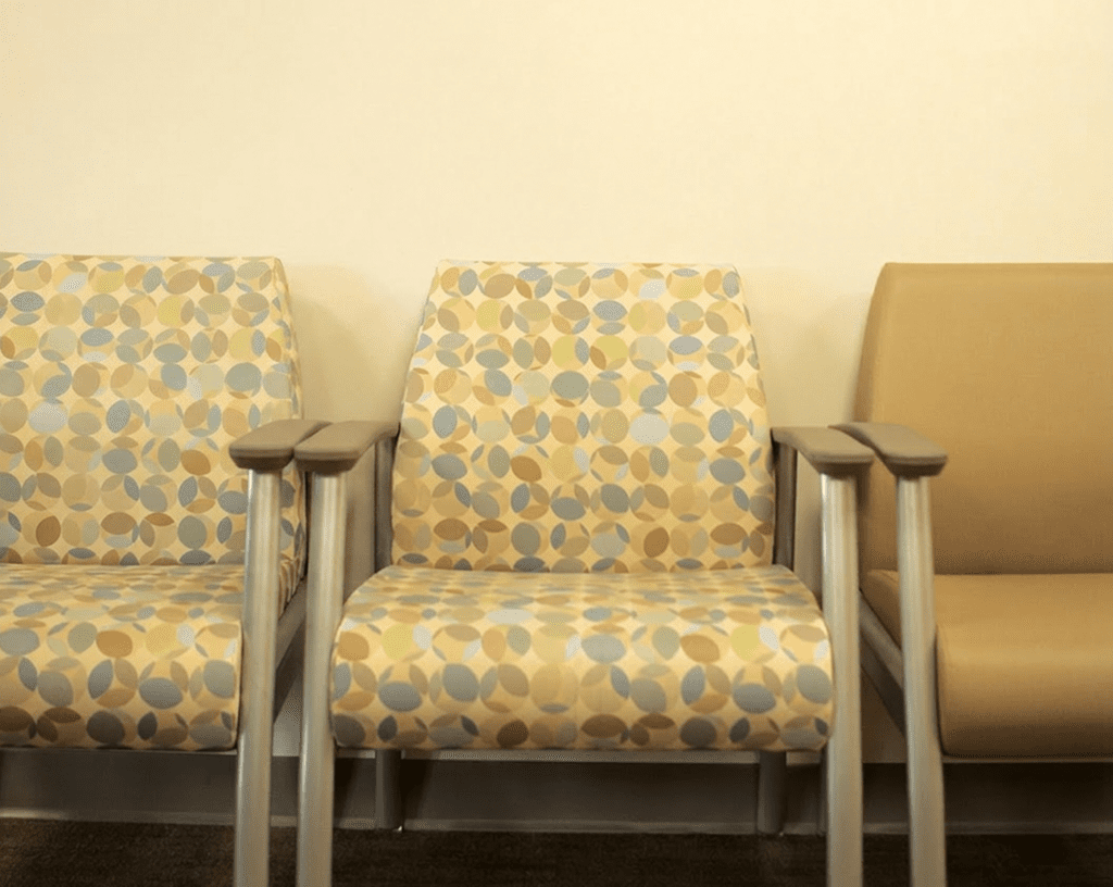 a row of chairs in a row